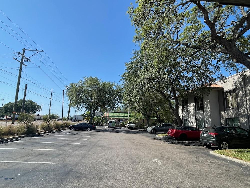 Red Roof Inn Plus & Suites Tampa Bagian luar foto