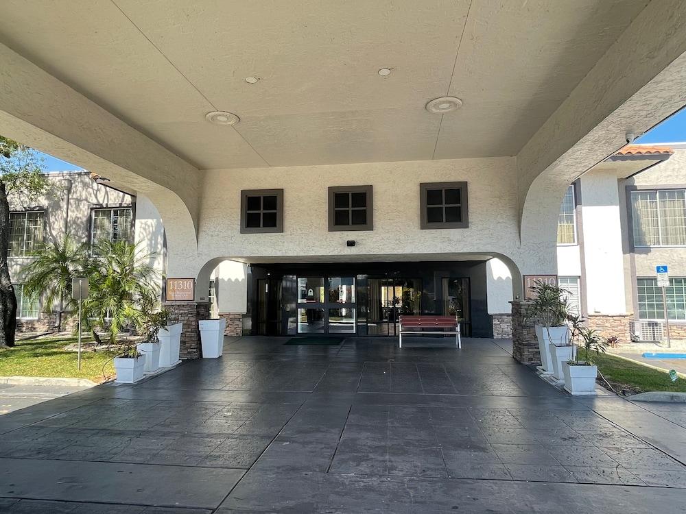 Red Roof Inn Plus & Suites Tampa Bagian luar foto