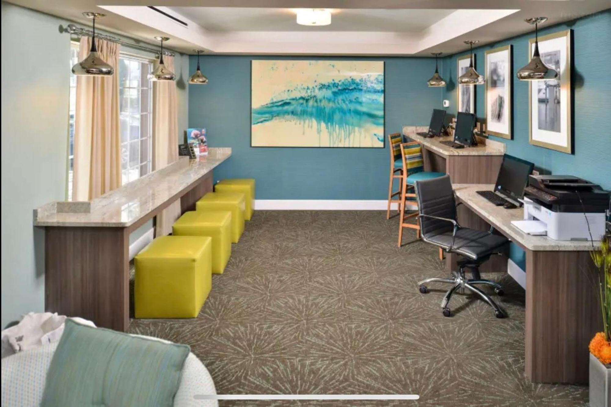 Red Roof Inn Plus & Suites Tampa Bagian luar foto