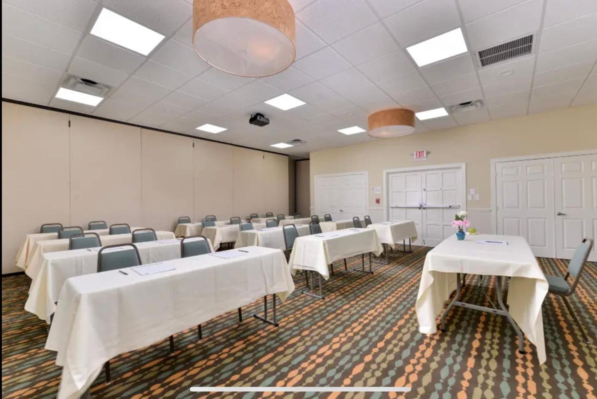 Red Roof Inn Plus & Suites Tampa Bagian luar foto