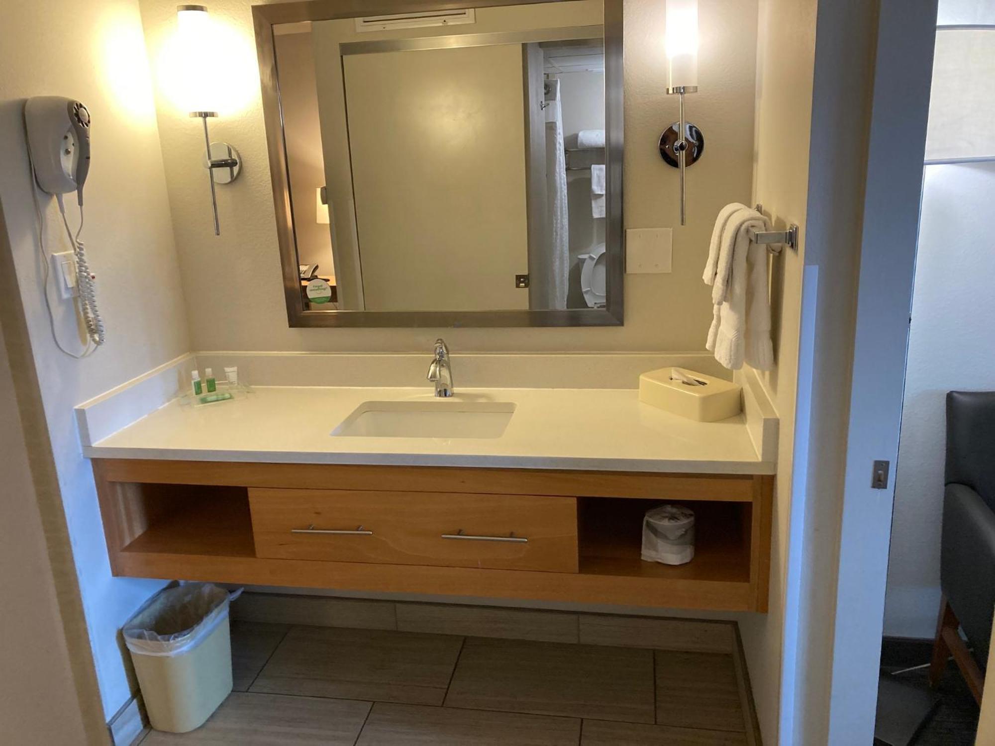 Red Roof Inn Plus & Suites Tampa Bagian luar foto