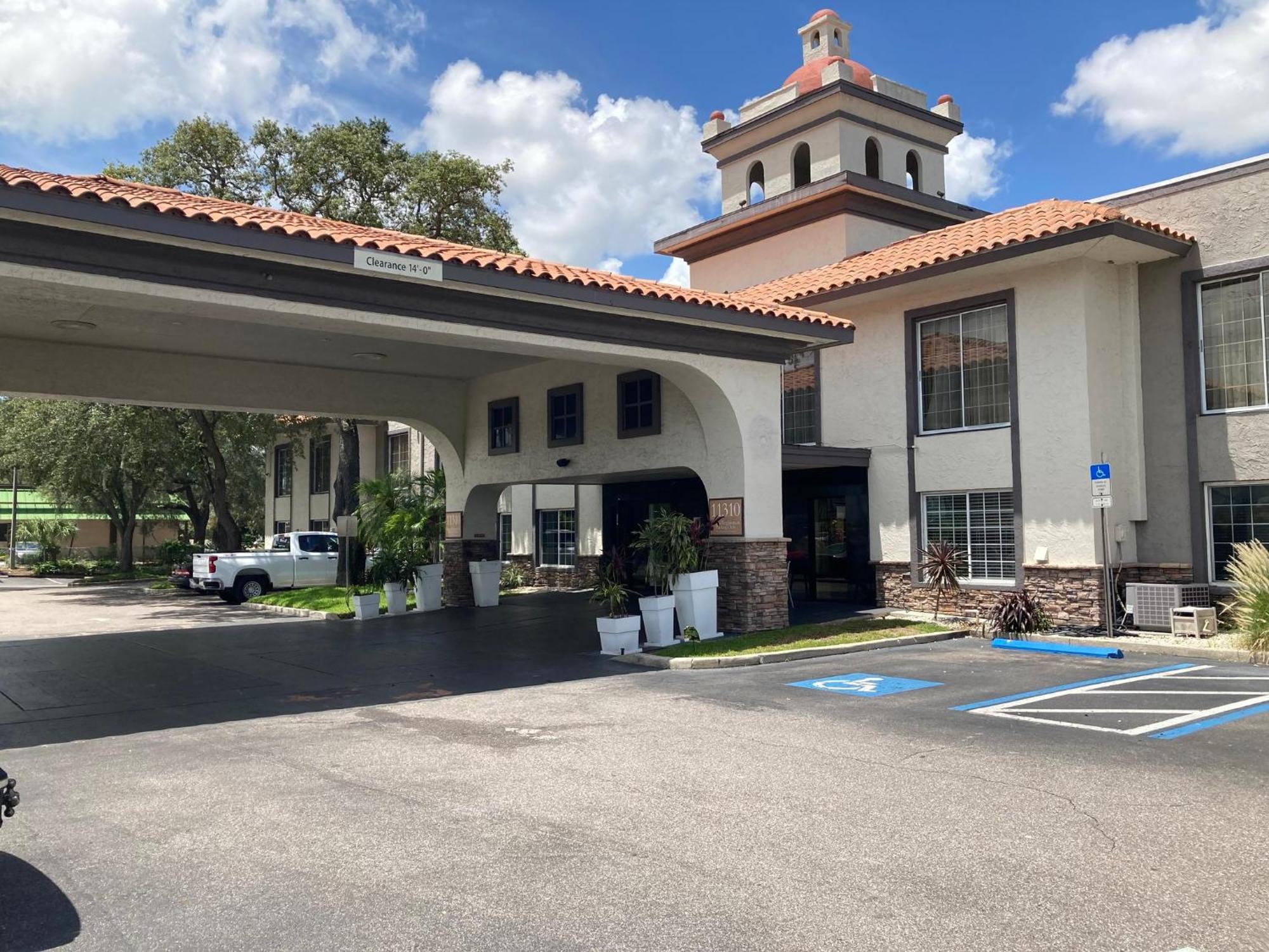 Red Roof Inn Plus & Suites Tampa Bagian luar foto