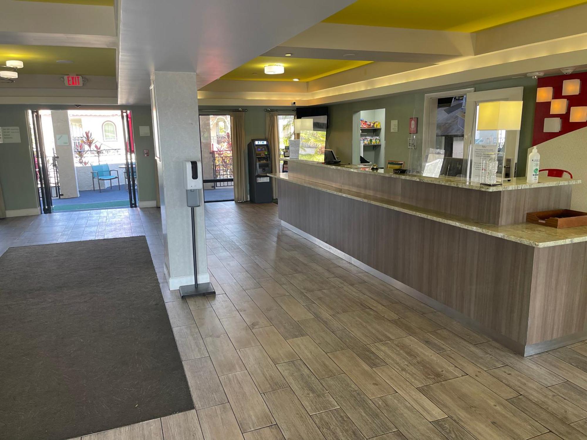 Red Roof Inn Plus & Suites Tampa Bagian luar foto