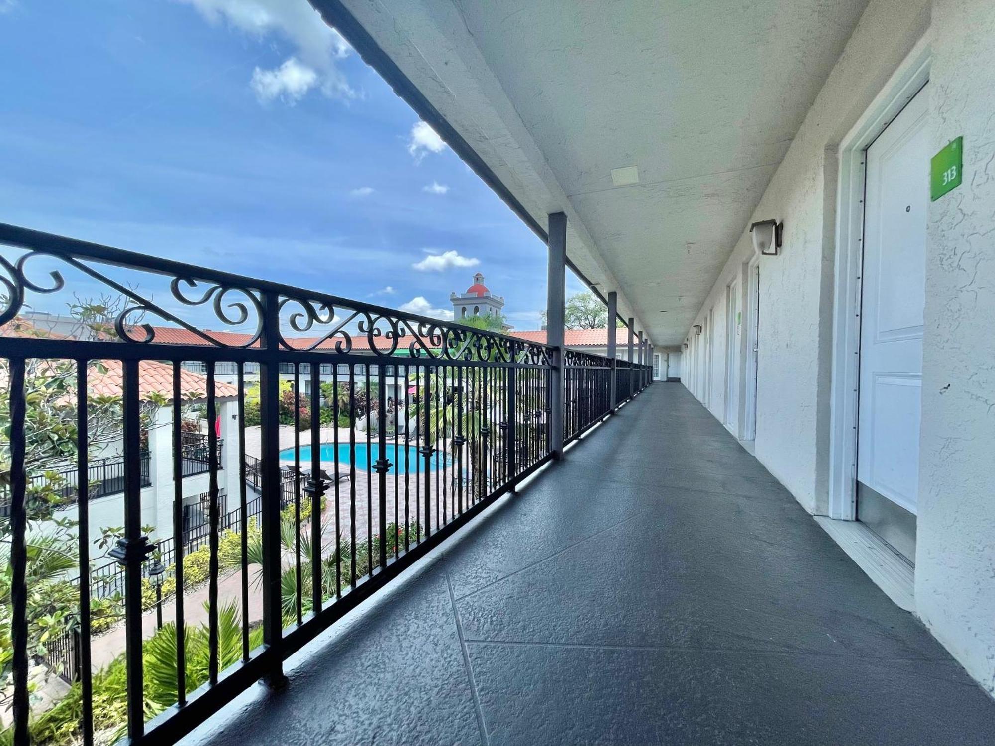 Red Roof Inn Plus & Suites Tampa Bagian luar foto
