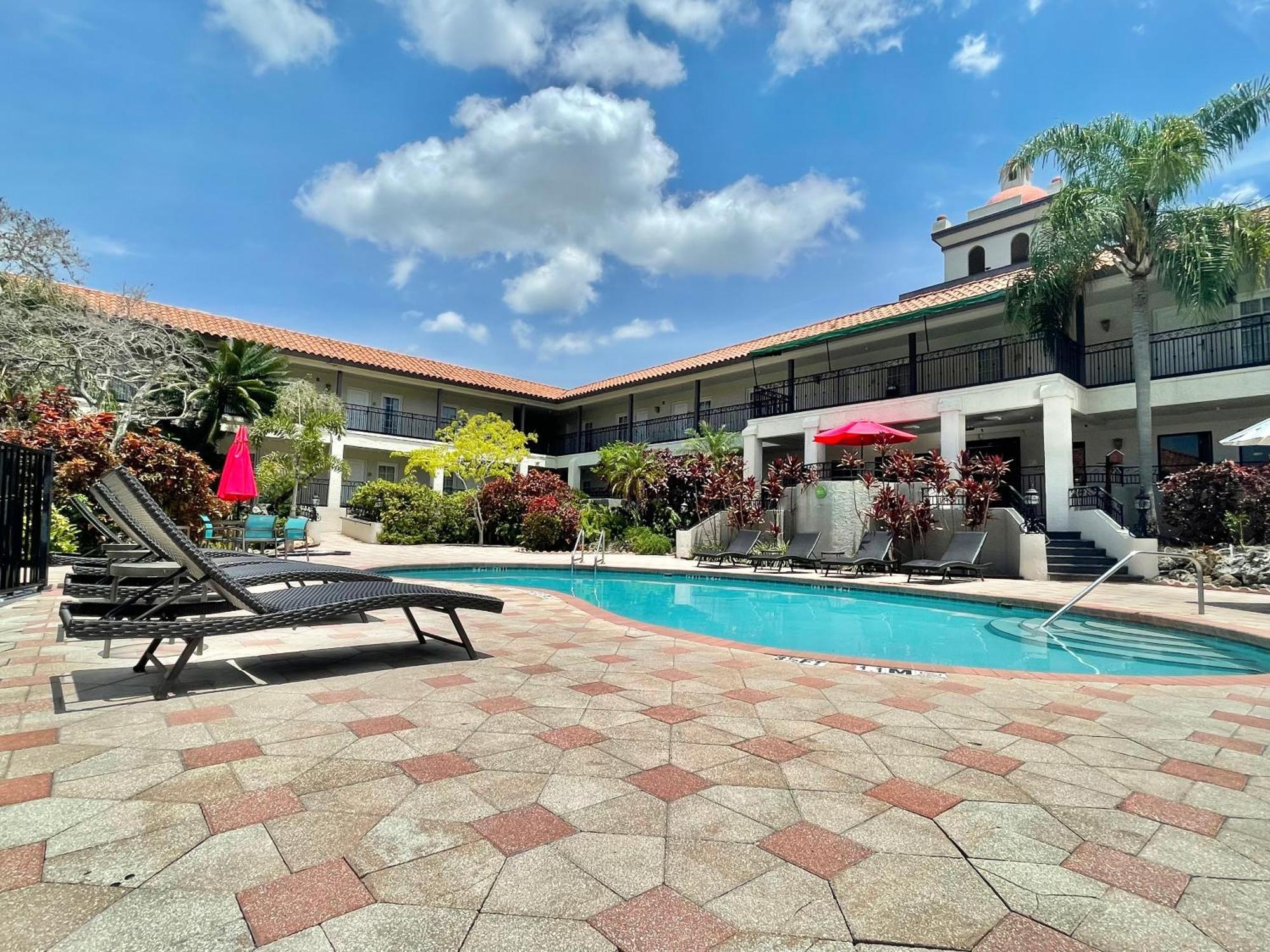 Red Roof Inn Plus & Suites Tampa Bagian luar foto